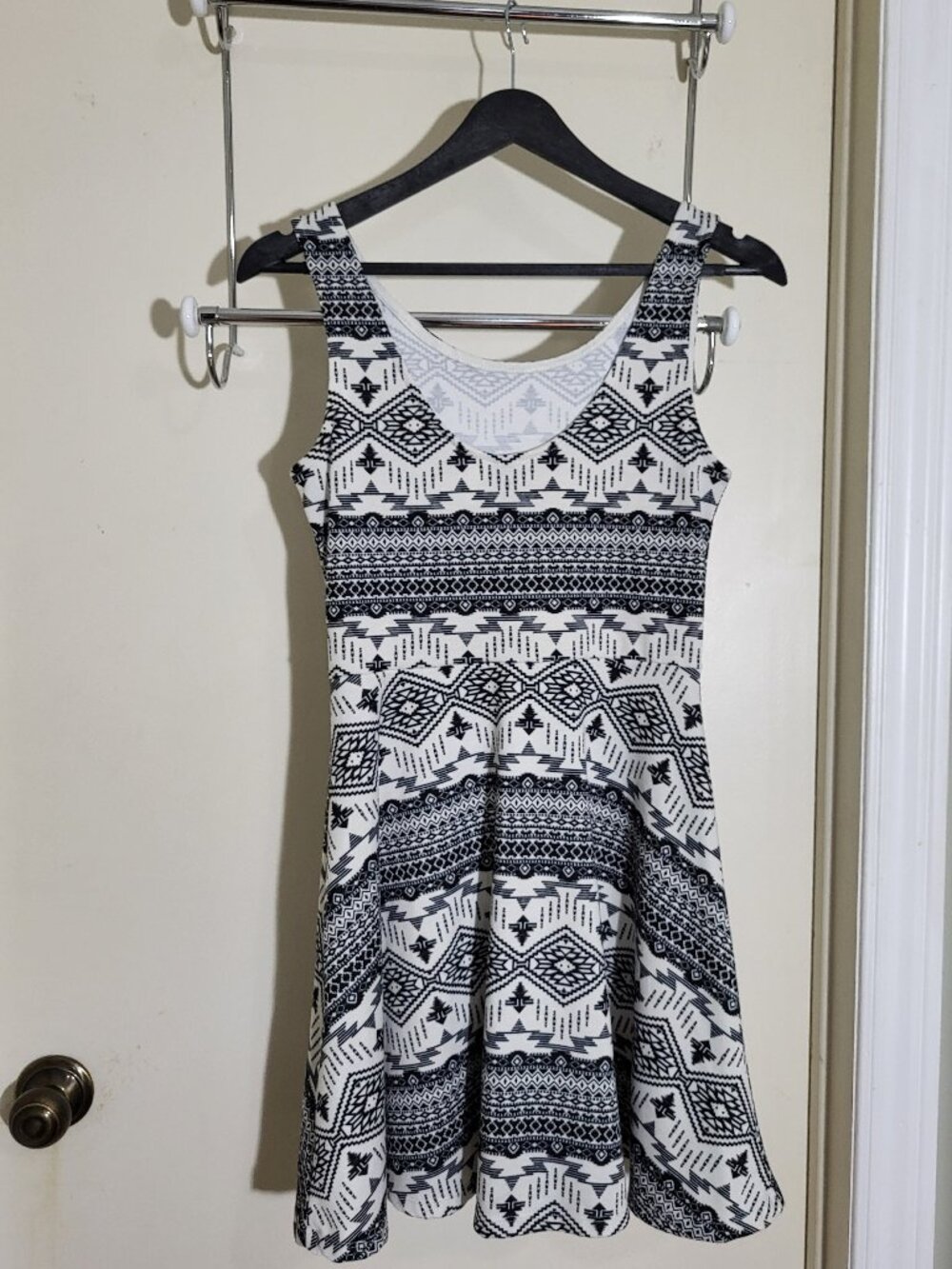 DIVIDED fit-and-flare style black-and-white geometric tribal-inspired Size 8 - Picture 8 of 14